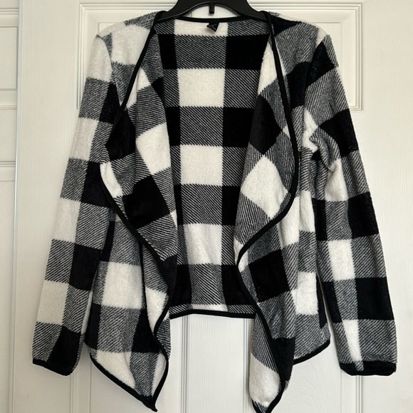 Sweaters - Open front wrap black and white sweater